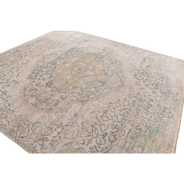 Hand-knotted in silk, this 10x11 rug is from Rug & Kilim’s Modern Classics collection. On The Design: Connoisseurs will...