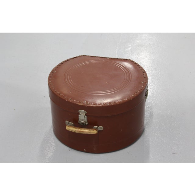 Round Brown Hat Box, 1890s, in Very Good conditions. Designed 1890 to 1919