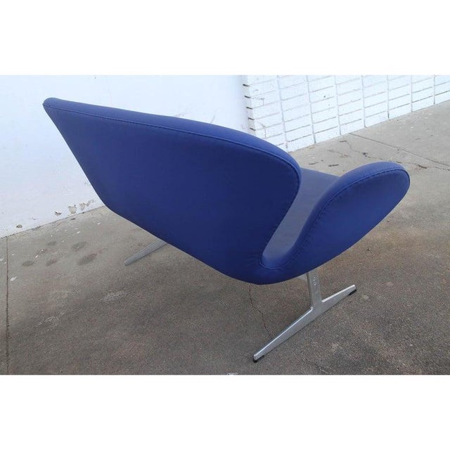 Mid-Century Modern Late 20th Century 1 Arne Jacobsen Swan Settee For Sale - Image 3 of 8