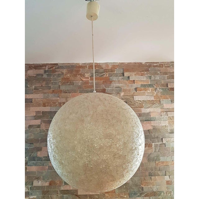Structured spherical pendant lamp, made in Italy in the 1960s. European Plug (up to 250V).The wiring of this item may be...