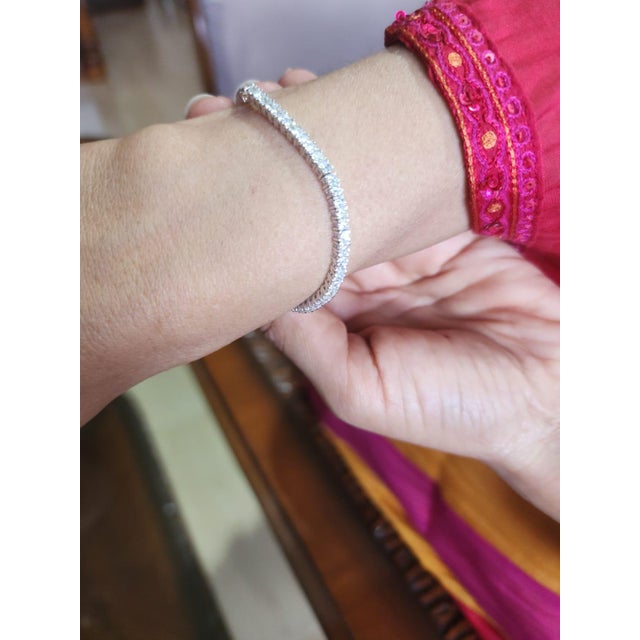 this is an amazing bracelet with diamond : 3.70 carats gold : 11.540 gms
