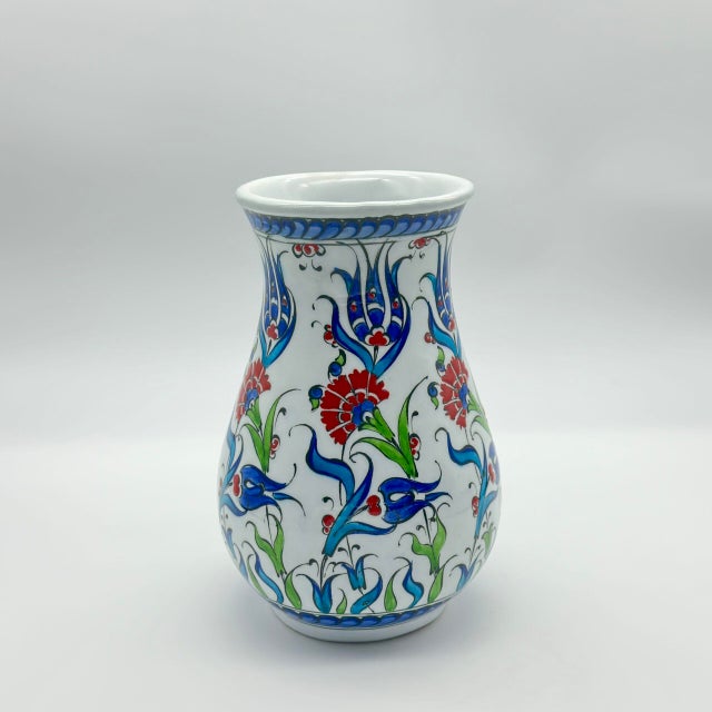 Ceramic Handmade Ceramic Pear Vase (20cm) – Red Carnations & Intertwining Blue Leaves – Classic White Ground For Sale - Image 7 of 8