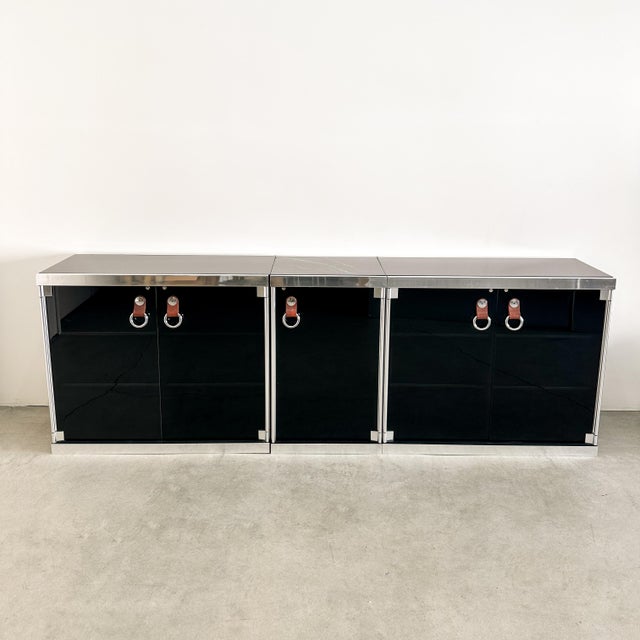 Designed by Guido Faleschini for Mariani, this modular credenza from the 1970s exemplifies refined Italian modern design....