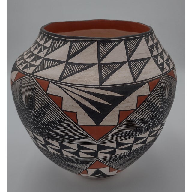 Large Signed Acoma Pueblo Polychrome Olla by Lydia H. Ray ("Lee") For Sale - Image 4 of 9