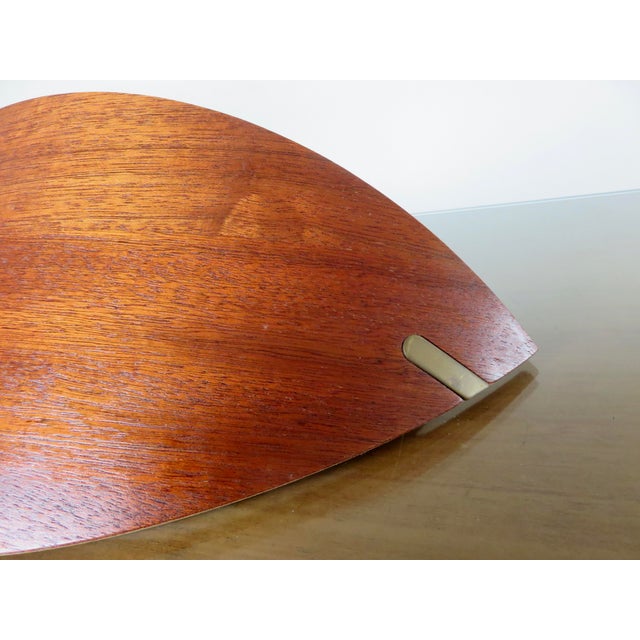 Superb and very elegant Scandinavian wall lights in bentwood, dating from the 1980s. Two brass trim pieces with a...