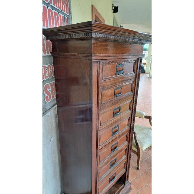 EARLY TWENTIETH CENTURY (1900 - 1940) Walnut filing cabinet from the 1930s/1940s with 7 drop-down drawers. Solid Italian...