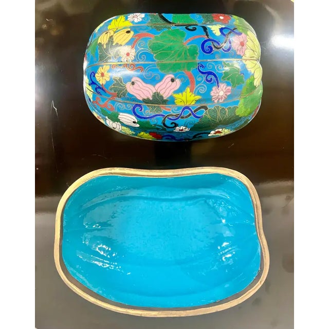 1950s Vintage Oriental Chinese Cloisonné Squash Multicolor Vine & Floral Motif Box For Sale - Image 5 of 13
