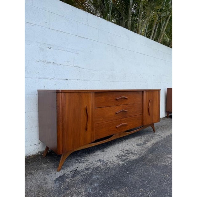 Young Manufacturing Young Manufacturing Mid 20th Century Curved Boomerang Dresser Sideboard 6171 For Sale - Image 4 of 18