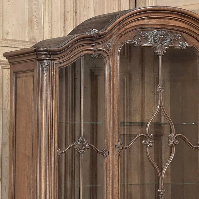 Early 20th Century Antique Liegeois Hand-Carved Walnut Bookcase ~ China Buffet For Sale - Image 5 of 18