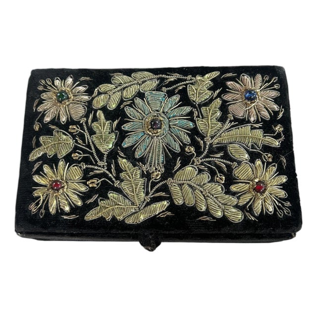 Early 20th Century Vintage Zardozi Embroidered Floral Jewelry Trinket Box For Sale