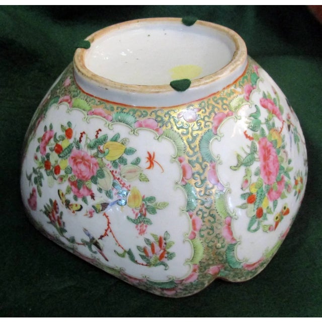 19th century Chinese Export Rose Medallion Scalloped Serving Bowl For Sale - Image 10 of 13