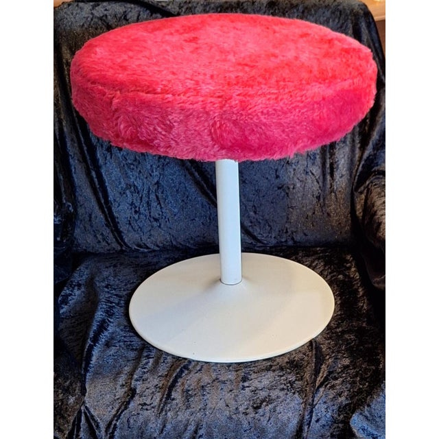 1970s Vintage Stool with White Metal Frame and Pink Seat Cover, 1970s For Sale - Image 5 of 5