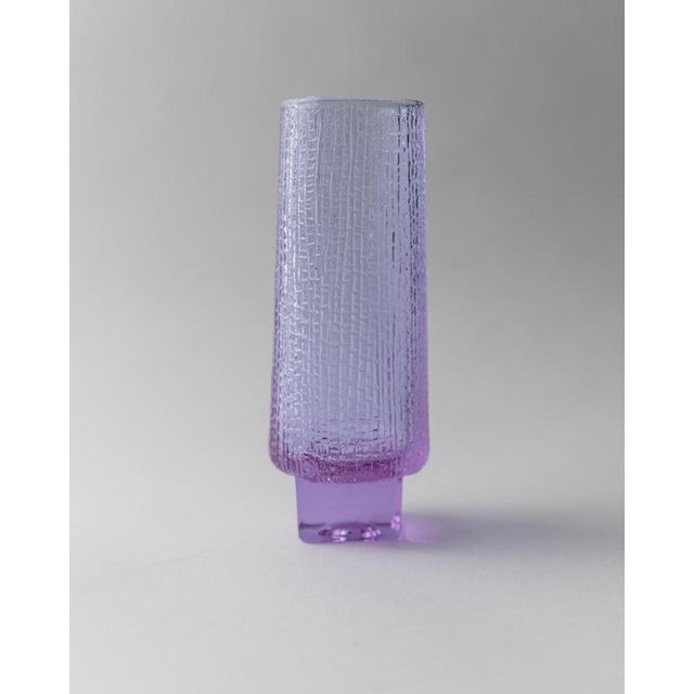 This vintage set of 6 drinking glasses from the 1970s features beautifully structured alexandrite lilac glass, creating a...