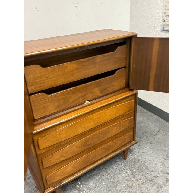 Brown Mid 20th Century American of Martinsville Gentleman Chest of Drawers For Sale - Image 8 of 12