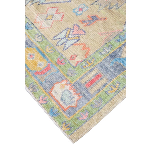 This modern Turkish Oushak rug is a stunning piece of art that has been handwoven using traditional techniques by skilled...