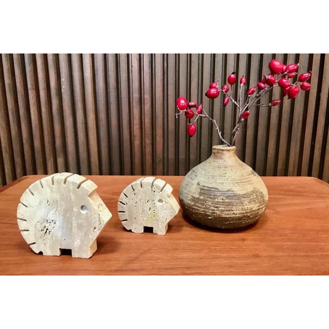 1970s Italian Brutalist Travertine Hedgehog Figurines or Table Sculptures from Fratelli Mannelli, 1970s, Set of 2 For Sale - Image 5 of 18