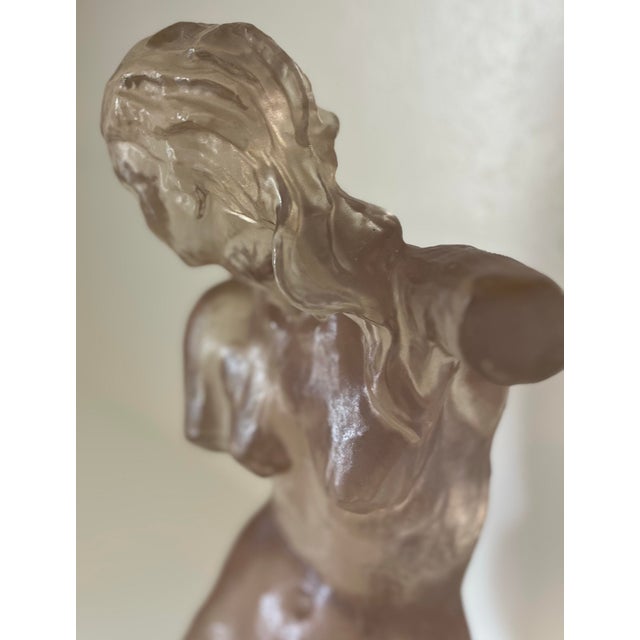 Dorothy Draper Late 20th Century Dorothy Draper Lucite Bust Sculpture - Unsigned Missing Label Sticker For Sale - Image 4 of 9