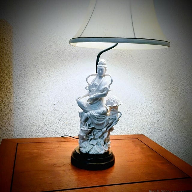 1940s Mid-Century Modern Blanc De Chine Guanyin Porcelain Table Lamps - A Pair With Original Lamp Shades For Sale - Image 4 of 4