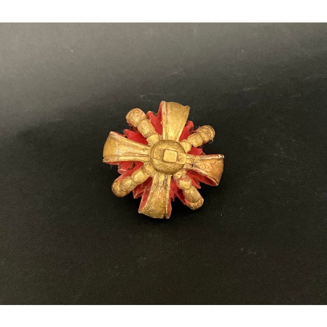 18th Century Iberian Religious Crown in Carved Gilt Wood For Sale - Image 5 of 7
