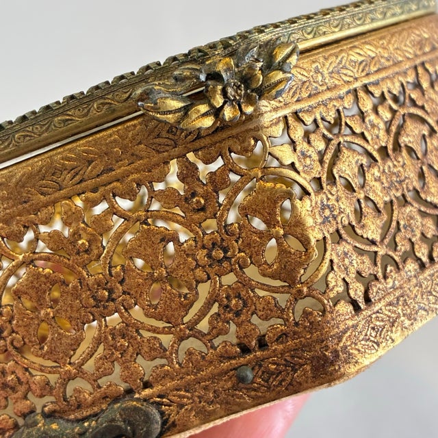 1950s Vintage Gold Tone Heart Shaped Ormolu Filigree Jewelry Box For Sale - Image 5 of 12