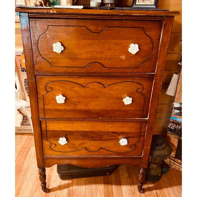Antique Victorian 3-Drawer Chest With Turned Legs & Floral Pulls, C. 1880–1900 For Sale - Image 4 of 5