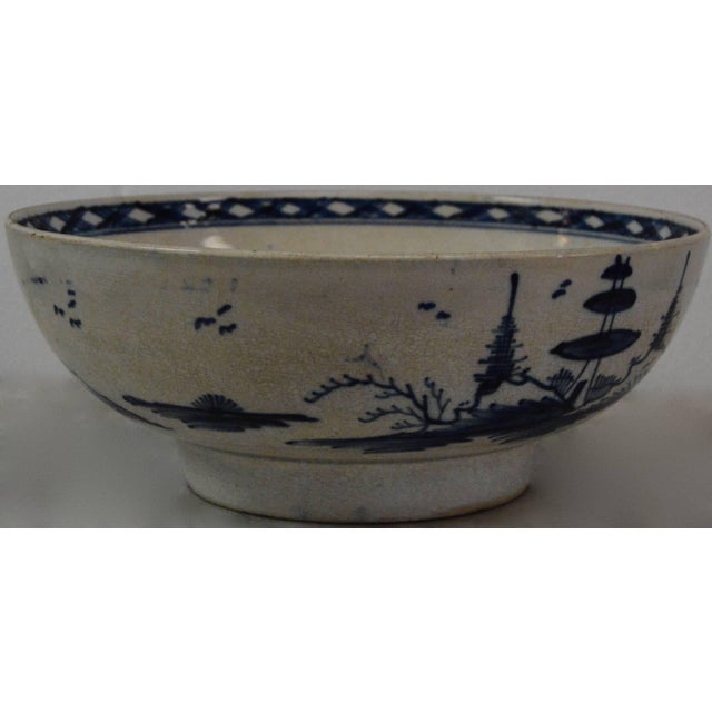 Chinese Late 18th Century Chinese Export Porcelain Bowl For Sale - Image 3 of 9