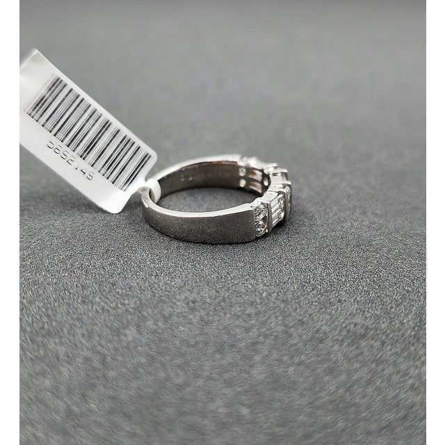 Metal 0.50 Ct Diamond Ring Size 5.75 For Sale - Image 7 of 9