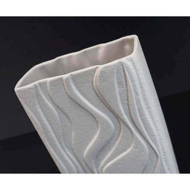White White Porcelain Vase Model 2086 with Matte Glaze Op Art Wave Relief Decor by Heinrich, 1960s For Sale - Image 8 of 11
