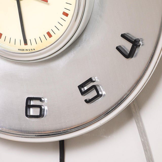 Mid-Century Brushed Aluminum & Bakelite Telechron Saucer Wall Clock Model 2h101 For Sale In New York - Image 6 of 12