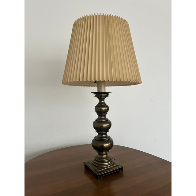This authentic vintage table lamp by Stiffel, a renowned American lighting manufacturer, showcases classic mid-century...
