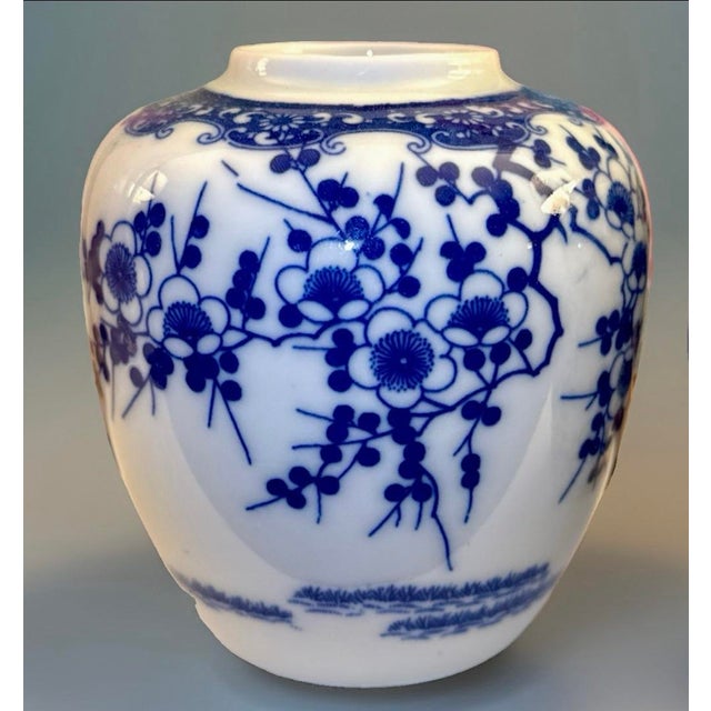 Mid 20th Century Small Blue and White Chinoiserie Porcelain Jars - A Pair For Sale In New York - Image 6 of 11