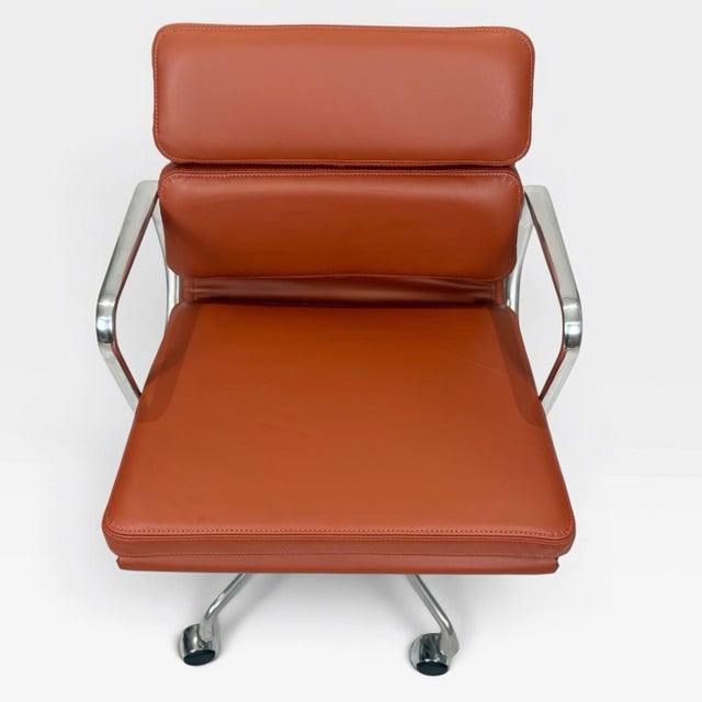 Herman Miller Eames Aluminum Group Soft Pad Management Chair – Warm Cognac Leather For Sale - Image 9 of 10