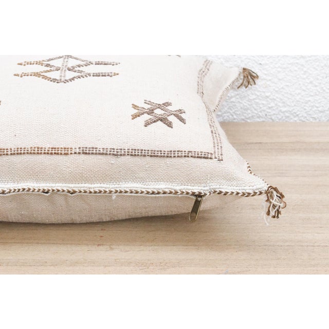 Salt & Sand Silk Rug Pillow For Sale In Los Angeles - Image 6 of 8