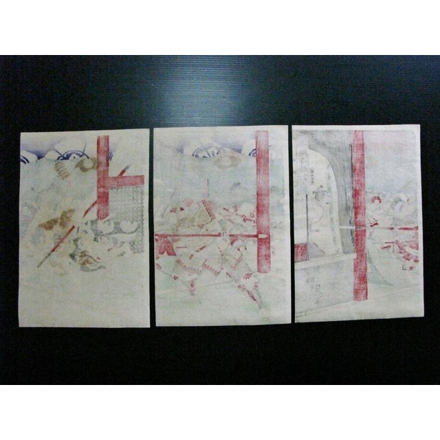 Red Late 19th Century Yoshisai Enichi Triptych the Burning of Honnoji Oda Nobunaga Meiji Warrior Woodblock For Sale - Image 8 of 10