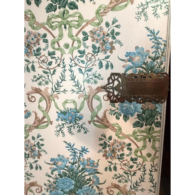 Early 18th Century Wave-Fronted Wardrobe in Walnut Veneer from Zurich, 1720 For Sale - Image 5 of 12