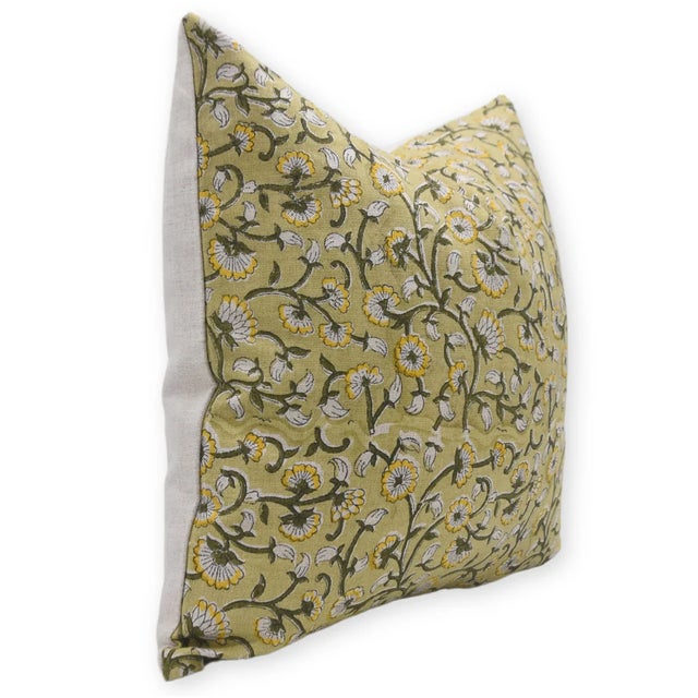Brighten your space with the floral elegance of Fabdivine’s Hibiscus block print cushion cover. Handcrafted on pure linen,...