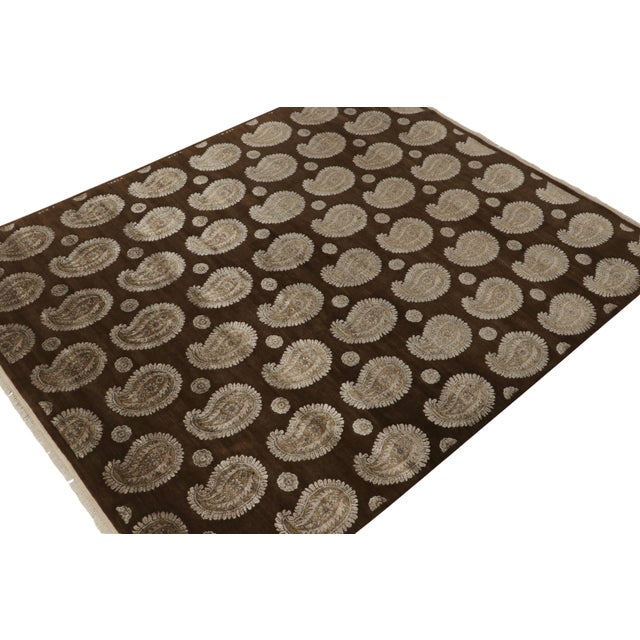 An 8x10 rug inspired from traditional rug styles, from Rug & Kilim’s Modern Classics Collection. Hand-knotted in wool,...