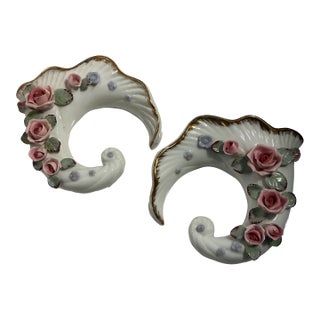 1950s Pair of Norcrest Wall Pocket Cornucopia Shape Hand Made Roses & Leaves Gold Trim For Sale