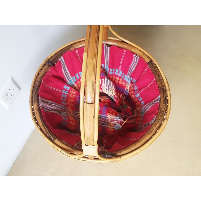 Rush and rattan basket with fabric bag for objects. Ideal for knitting. Very good vintage conditions. Basket height...