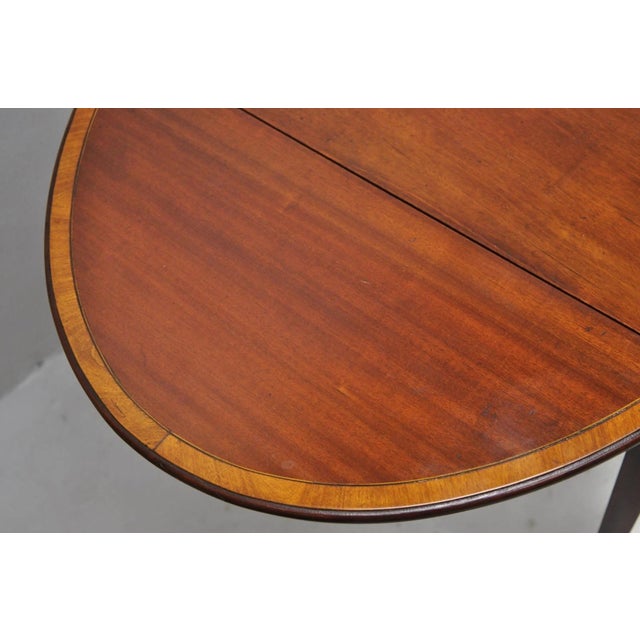 Antique Federal Mahogany Satinwood Inlay Narrow Dropleaf Pembroke Side Table For Sale - Image 16 of 17