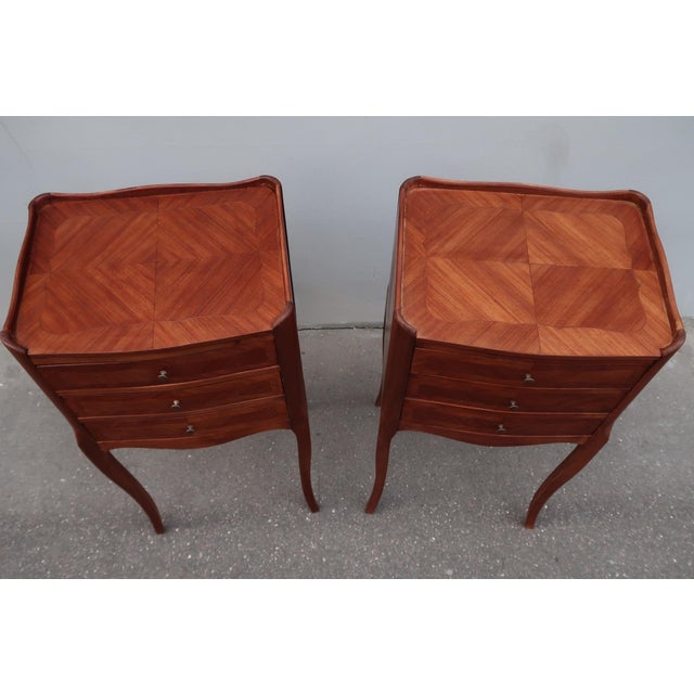 Wood 1920s Pair of French Louis XV Style Rosewood Side Tables Nightstands For Sale - Image 7 of 13