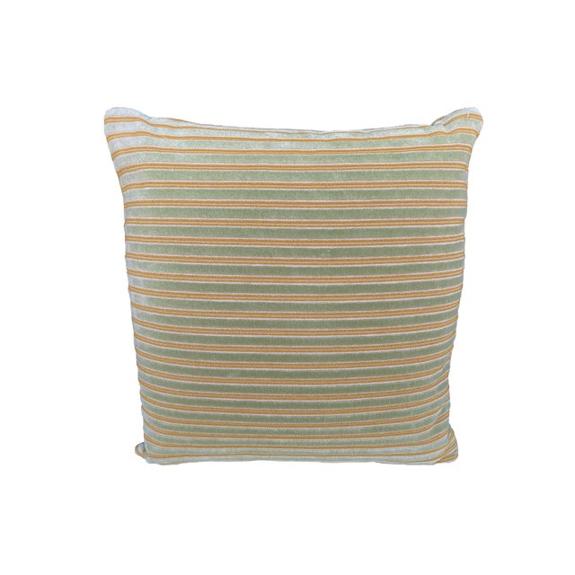 A beautiful pair of Euro pillows, made exclusively for THE TASTEMAKER SHOPPE. In excellent, like-new condition with Rose...