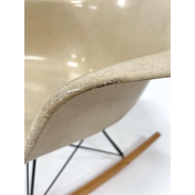 1960s Rocking Chair by Charles & Ray Eames for Herman Miller – Parchment Fiberglass For Sale - Image 11 of 15