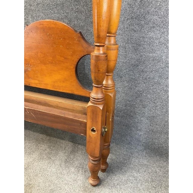 Traditional Antique American Twin Four-Poster Beds | 1880s Turned Post Solid Wood Pair For Sale - Image 3 of 9