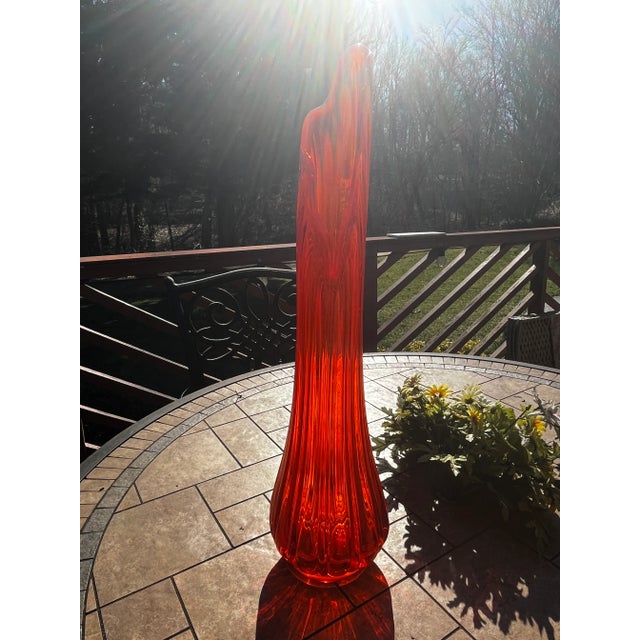 1960s Large 23.5” Vintage Red Ribbed l.e. Smith Swung Glass Vase.. For Sale - Image 5 of 11