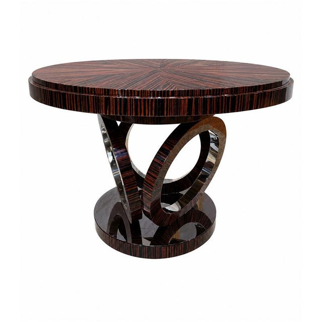 An elegant round table in glossy lacquered wood, featuring a refined radial grain pattern on the top and a dramatic...