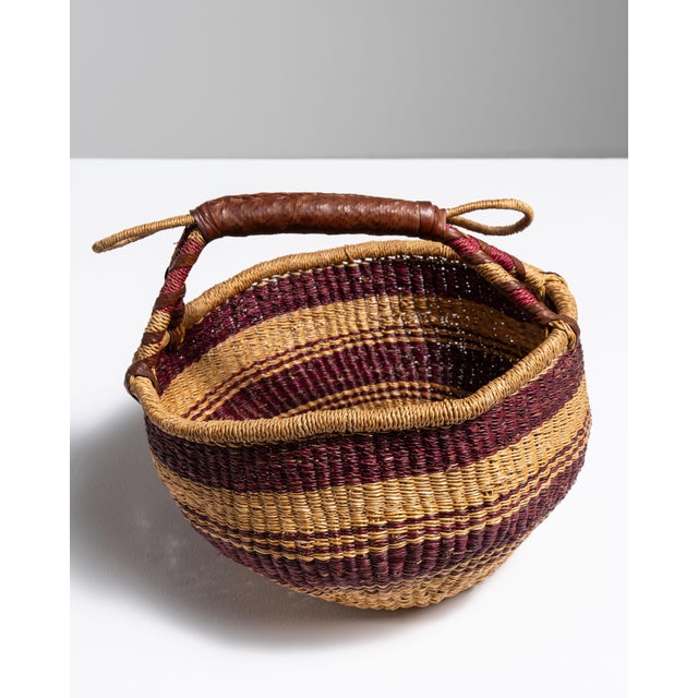 Mid 20th Century United Kingdom Tan Wicker Basket For Sale - Image 13 of 15