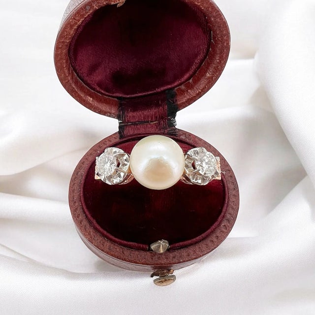 Antique trilogy ring circa 1890 in 18 carat yellow gold (750 thousandths) decorated with a pearl and two round diamonds....