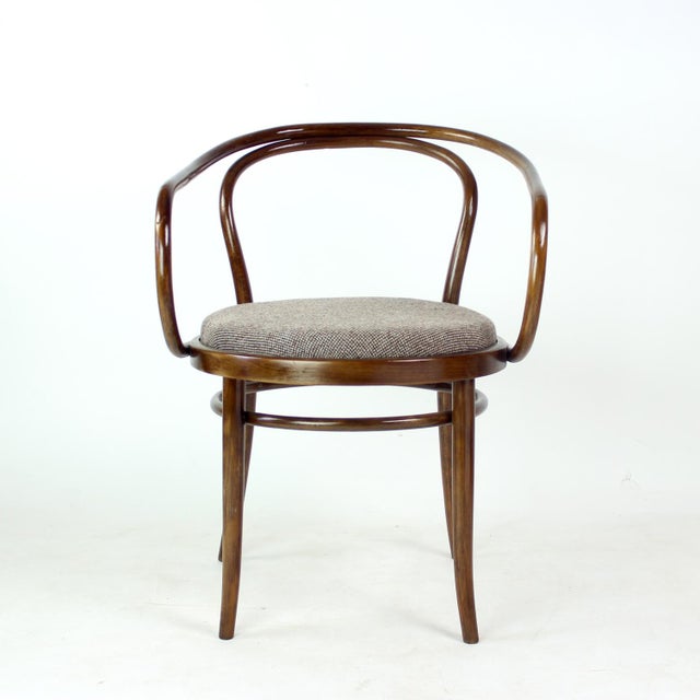 Mid-Century Bentwood No. 30 Armchair by August Thonet for Ton, Former Czechoslovakia, 1960s For Sale - Image 3 of 14