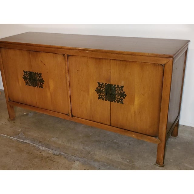 1960s Vintage Mid-Century Maple Buffet Credenza With Ornate Brass Key Knobs For Sale In Los Angeles - Image 6 of 13